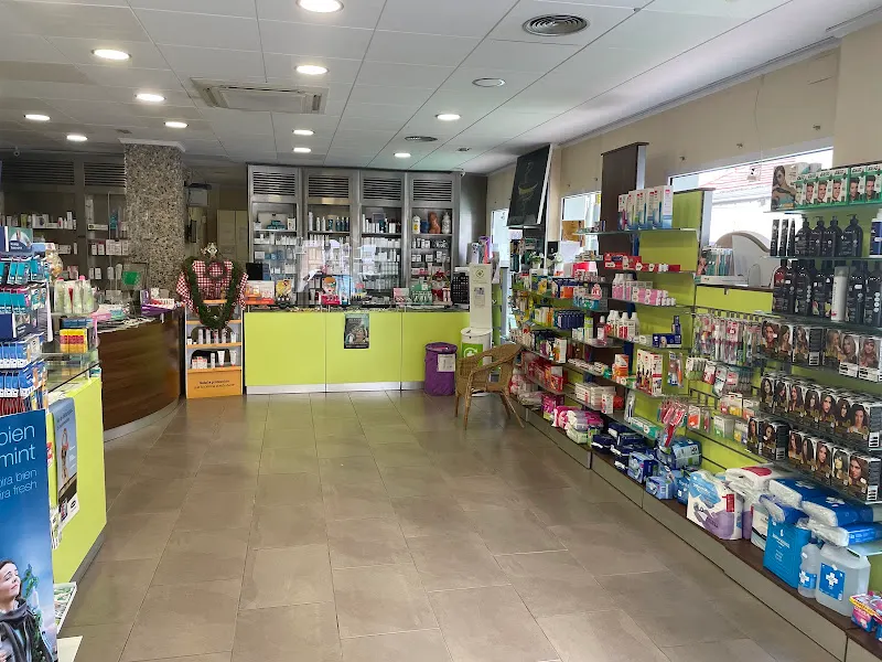 Farmacia las Rocas / Julia Valoria