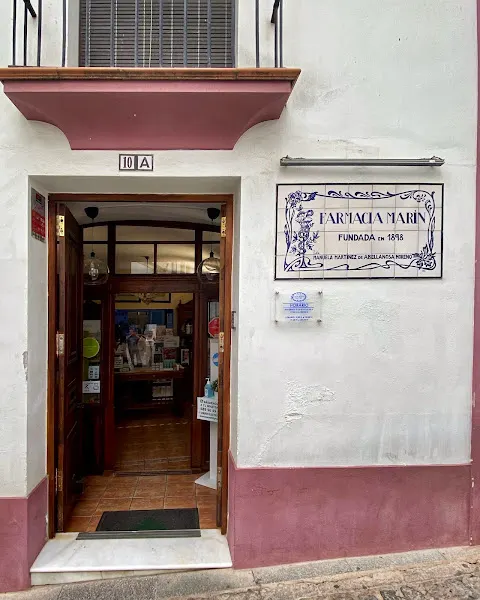 Farmacia Marín. Fundada en 1898. Lda Manuela Martínez de Abellanosa Moreno. - Farmacia en Jerez de los Caballeros - foto 2