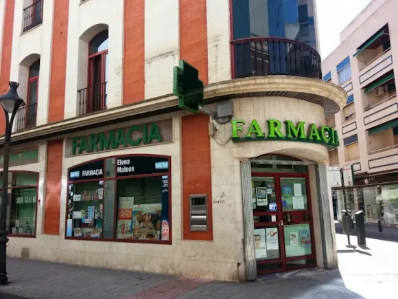 Farmacia Araújo Molina tras el reloj